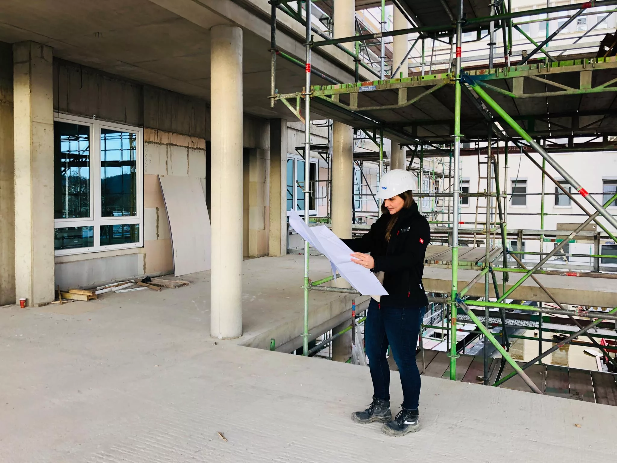 Sandra Rohländer als Bauleiterin bei der Arbeit